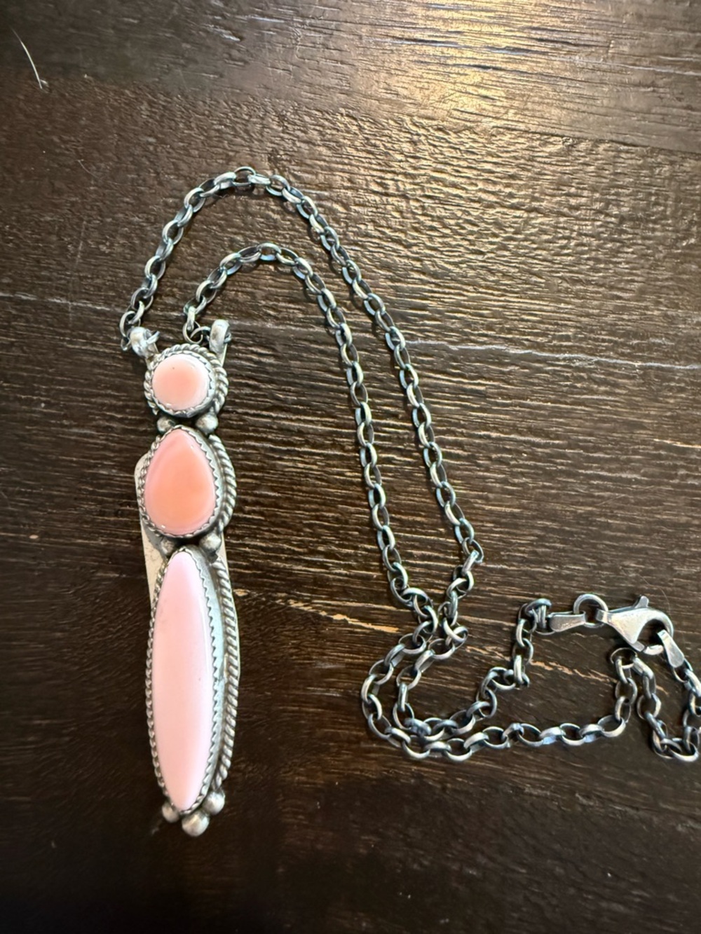 Navajo handmade big pink conch necklace. 925 sterling - Picture 2 of 4